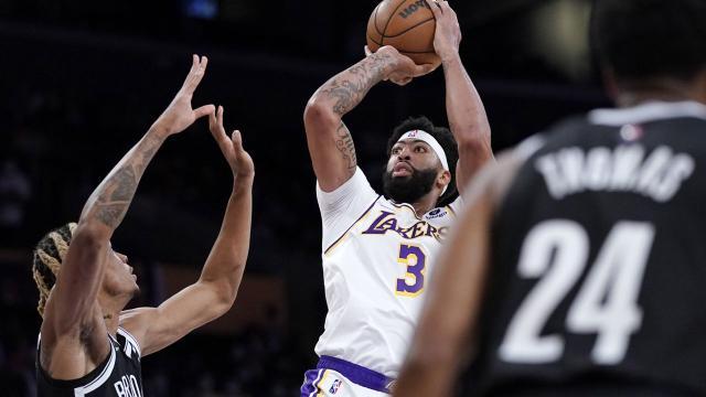 1633343317875066353.jpg 100321_la_anthonydavisshootsvsnetsap_10042021.jpg